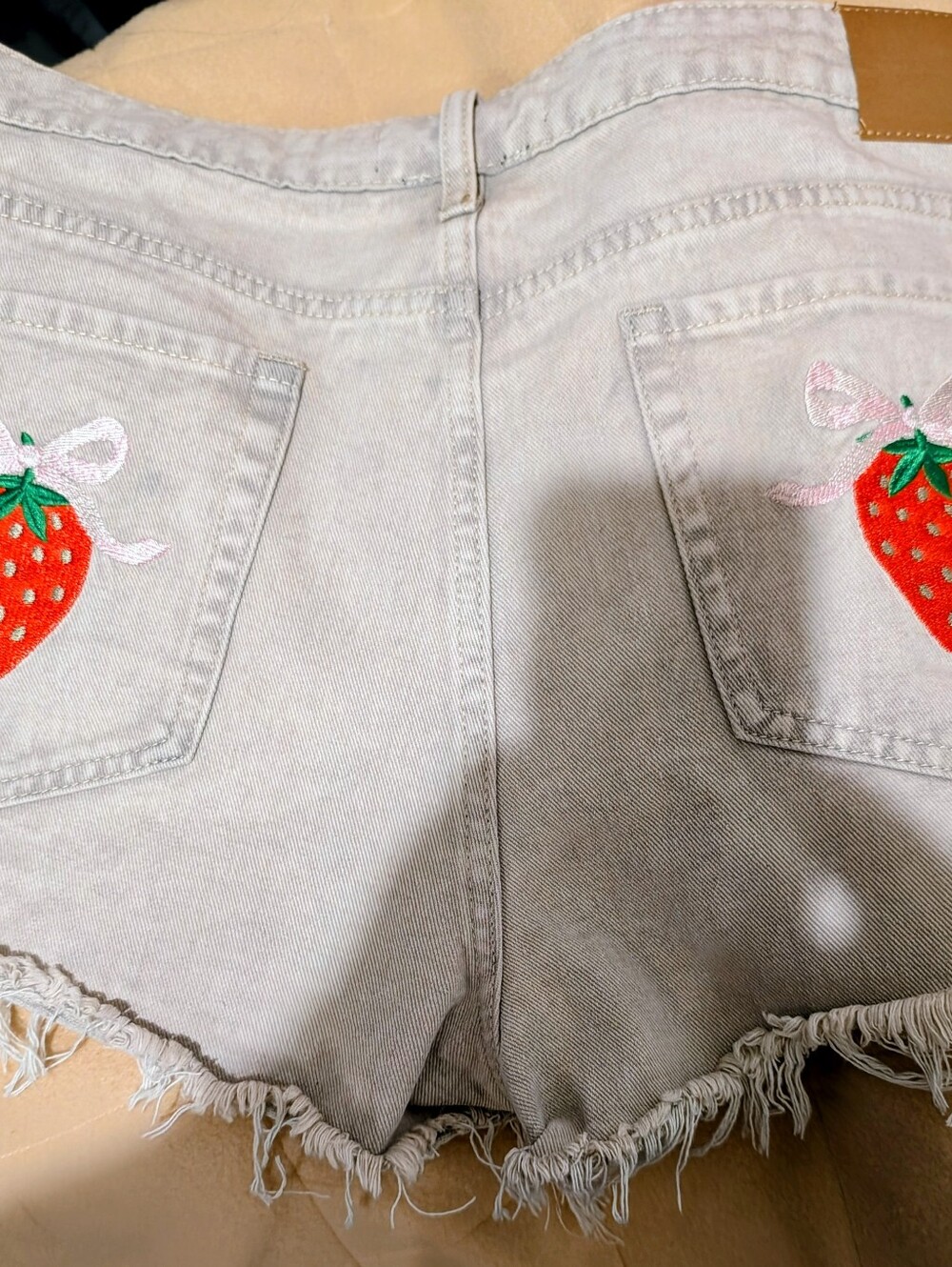 NWT Aeropostale Low-Rise Raw Hem Denim Shorts Light Gray With Strawberry Pockets